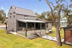 Cozy Farmhouse With Hot Tub, Fireplace Near Wineries